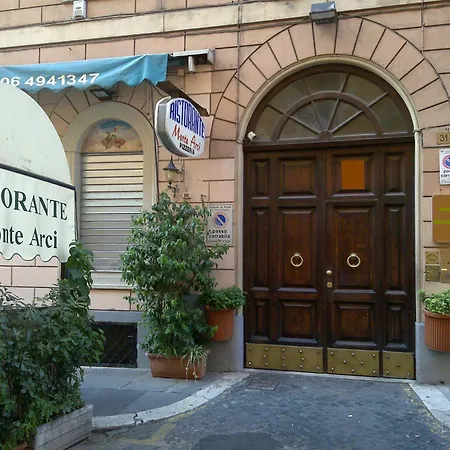 Lazzari Hotel *