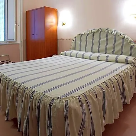 Lazzari Отель
