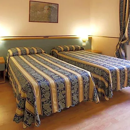 Lazzari Hotel *