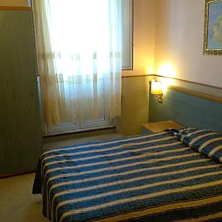 Lazzari Отель Рим