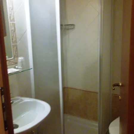 Lazzari Hotel *